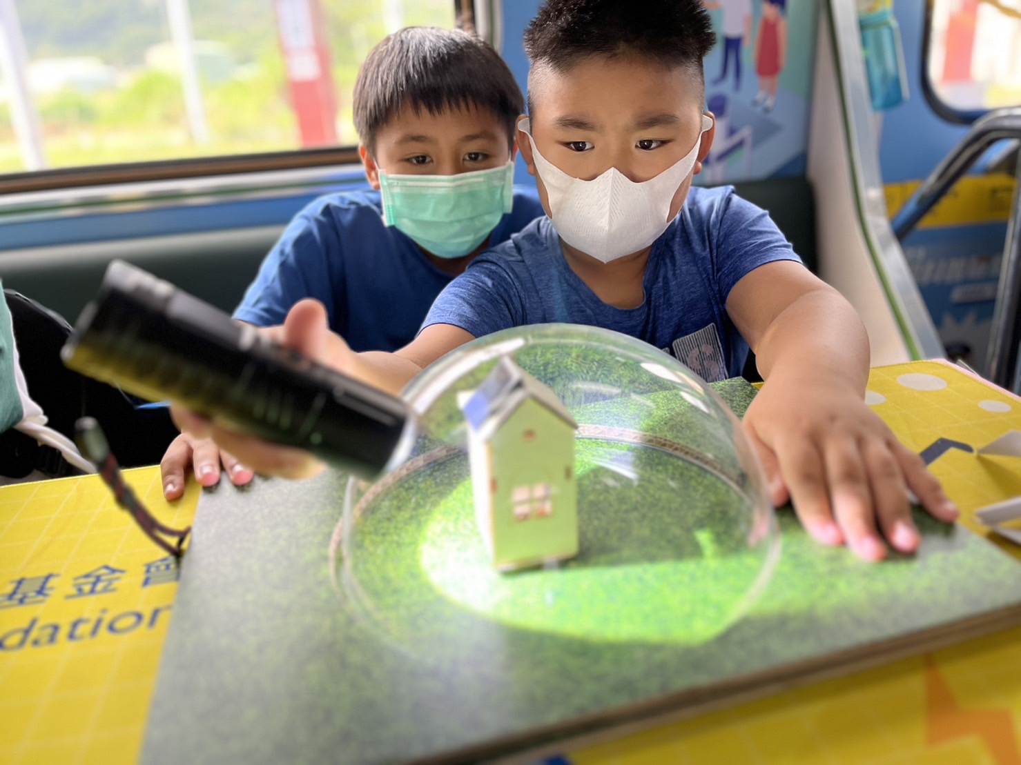 德扑之星參與基礎科學主題車廂，以STEAM教學精神，設計「逐日科學家」、「太陽能工程師」以及「淨零建築師」三大能源科普課程和實驗