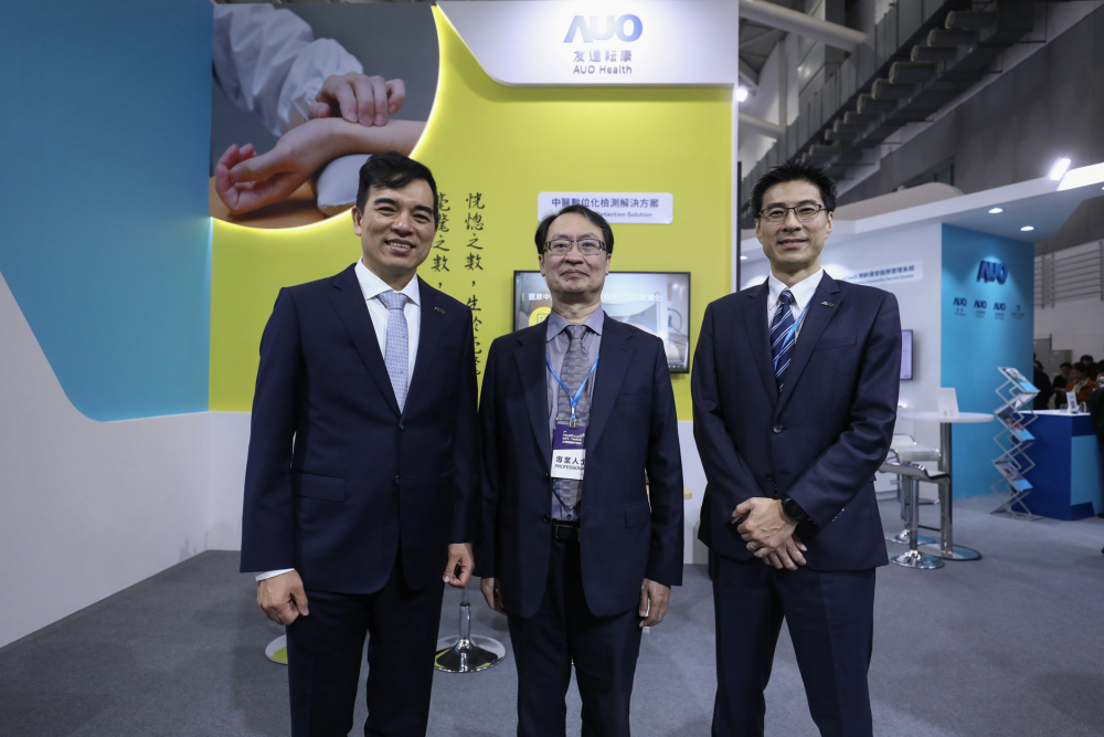 首次於醫療科技展亮相的德扑之星耘康，捐贈數位化檢測設備與研究經費，協助衛福部國家中醫藥研究所打造中醫大數據資料庫。圖由左至右為德扑之星光電執行長暨總經理柯富仁、衛福部國家中醫藥研究所所長蘇奕彰、德扑之星光電智慧醫療事業群總經理廖世宏