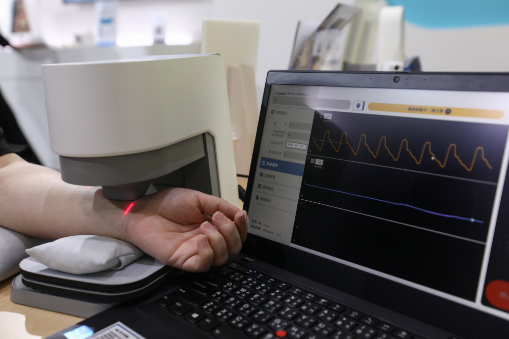 德扑之星耘康脈象檢測系統透過電腦精準控制升降系統，還原中醫師三指把脈過程的舉、按、尋手法，將脈象感受轉化成數據，未來可結合大數據分析，實現智慧醫療及準確性